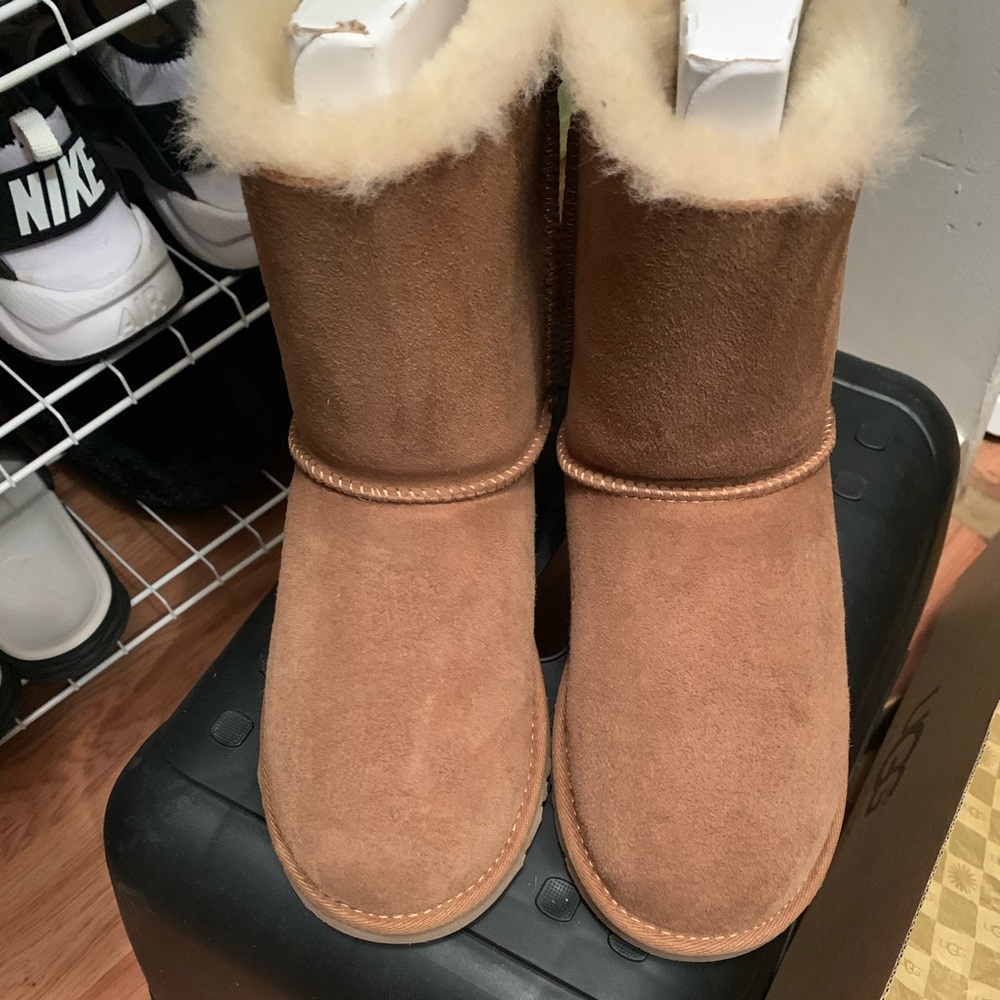 Uggs Boots! Size 4(fits women 6).
